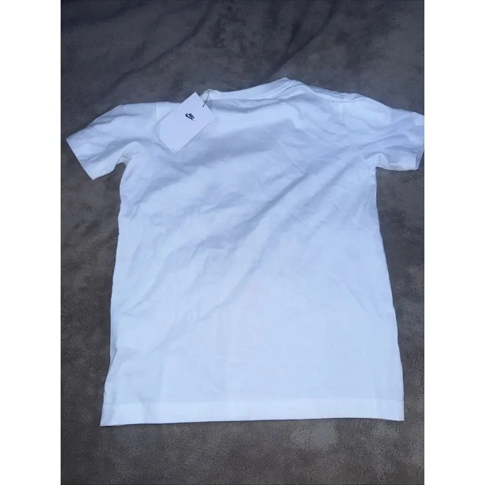 NIKE KIDS PLAY ATTENTION GRAPHIC T-SHIRT WHITE SIZE MEDIUM NWT $25